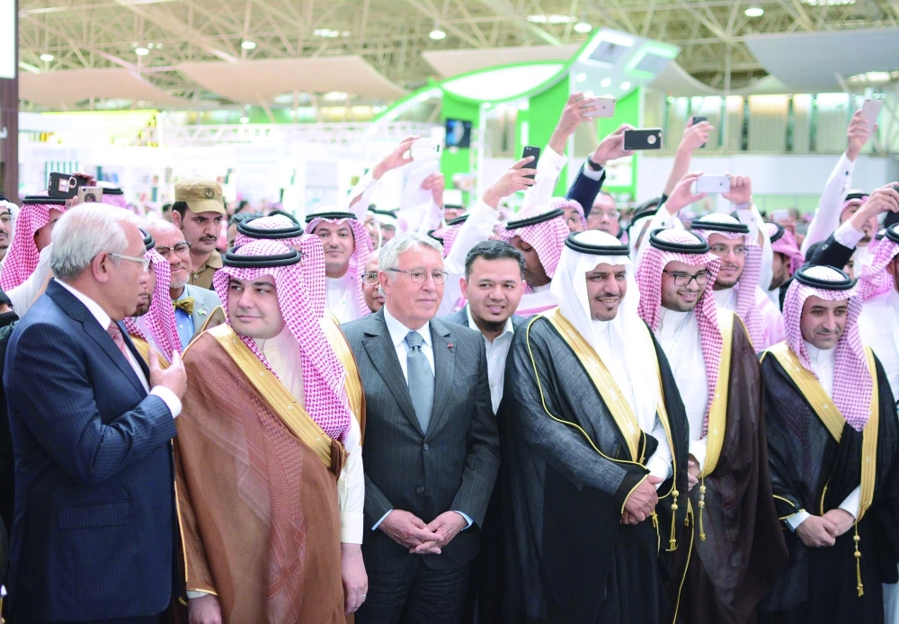 الطريفي برفقة مع وزير التعليم الماليزي خلال الجولة الافتتاحية (واس)