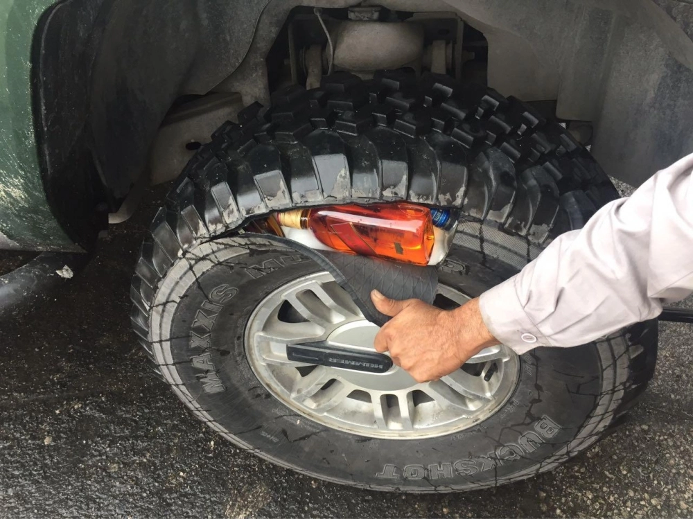 زجاجات الخمر المخبأة في الإطار  (مكة)