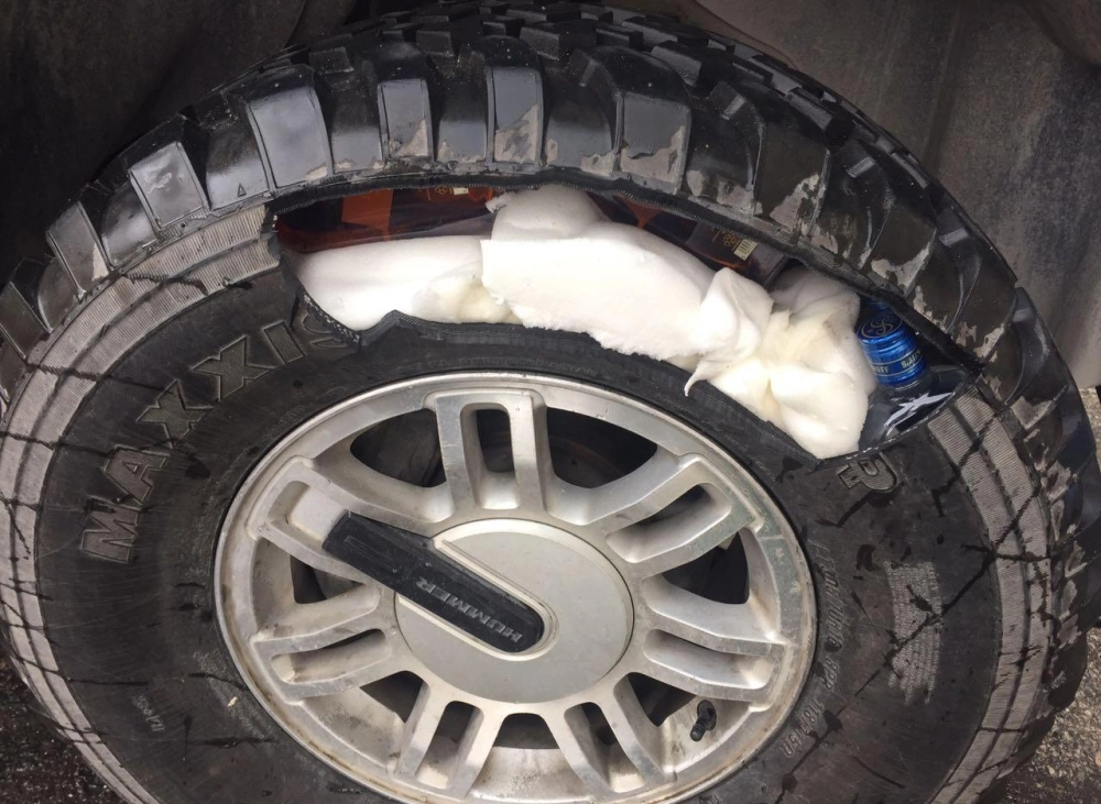 زجاجات الخمر المخبأة في الإطار  (مكة)