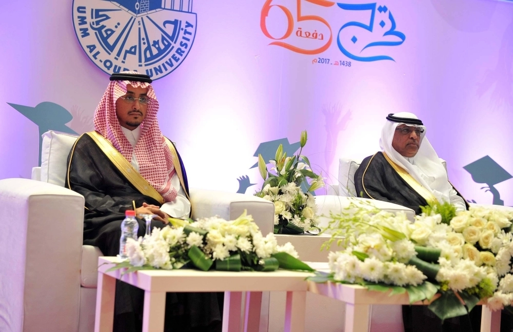 فيصل بن محمد وبكري عساس خلال الحفل