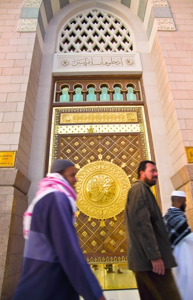 أحد الأبواب وتبدو الزخرفة