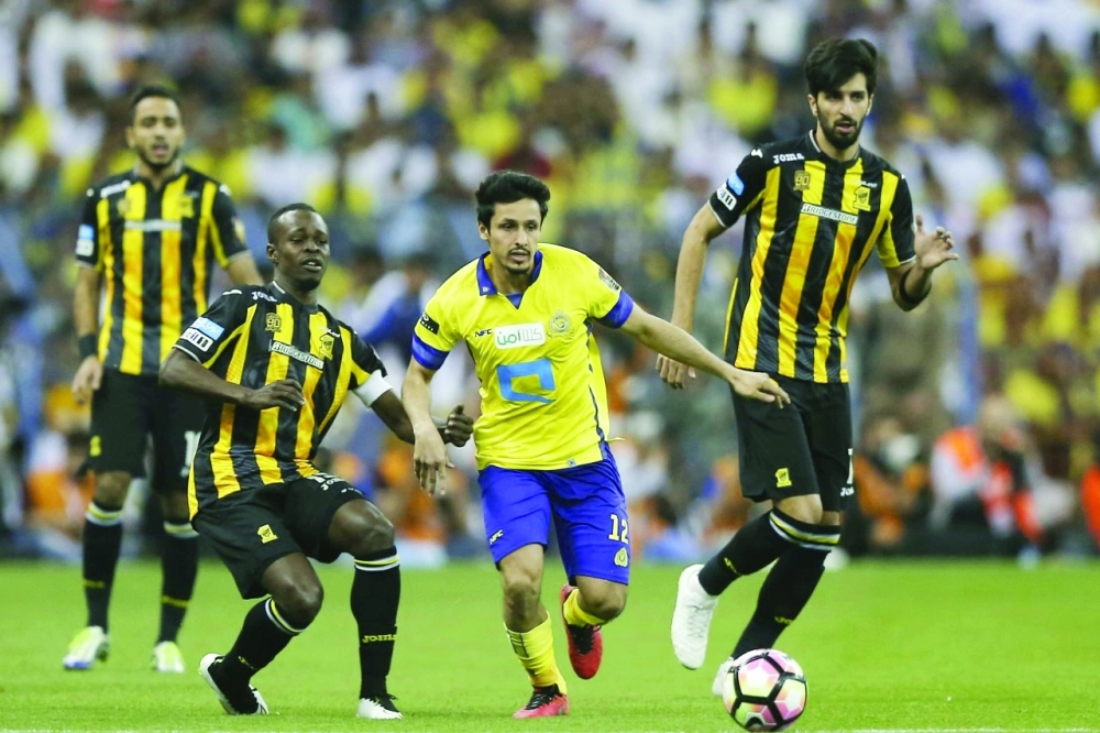 خالد الغامدي يبدأ مشروع هجمة وسط مضايقة عدنان فلاتة (محمد مشهور)