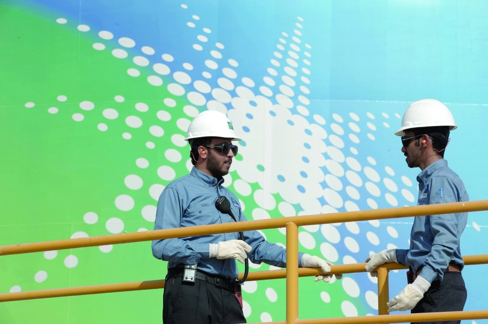 مهندسان بجانب أحد الخزانات الضخمة التابعة لأرامكو (مكة)