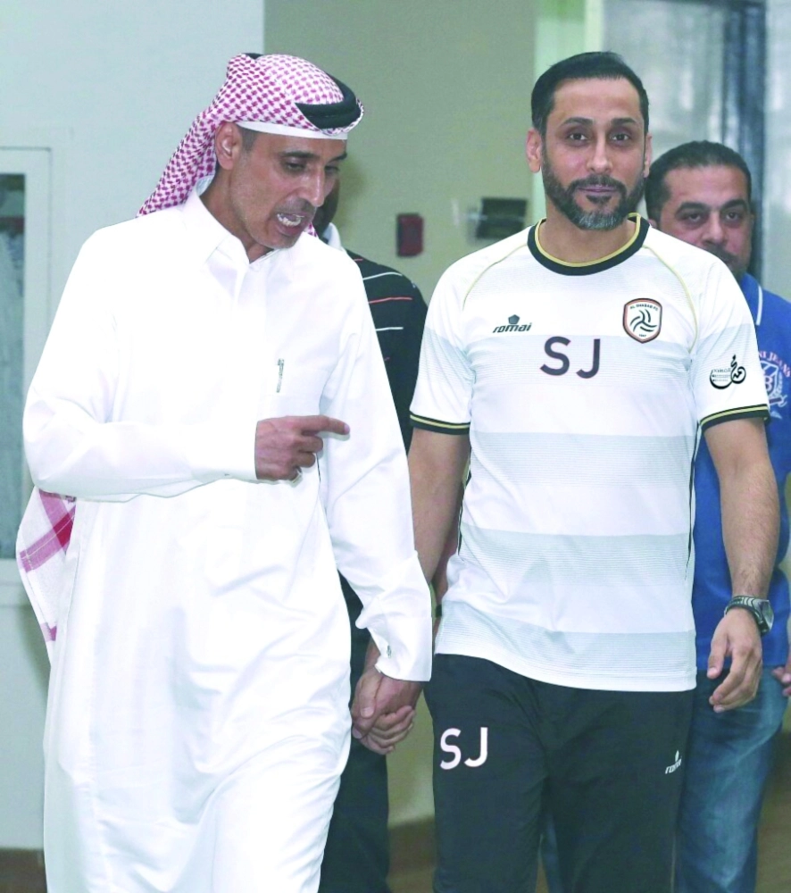 سعود السمار مع مدرب الشباب سامي الجابر (المركز الإعلامي بنادي الشباب)