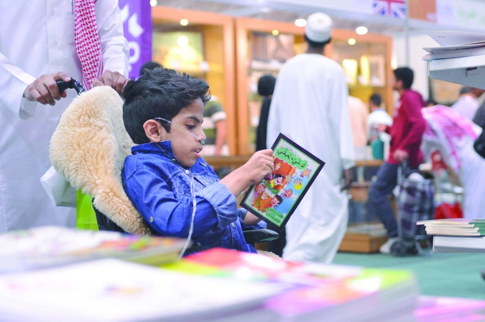     طفل يتصفح كتابا في معرض الرياض الدولي (واس)