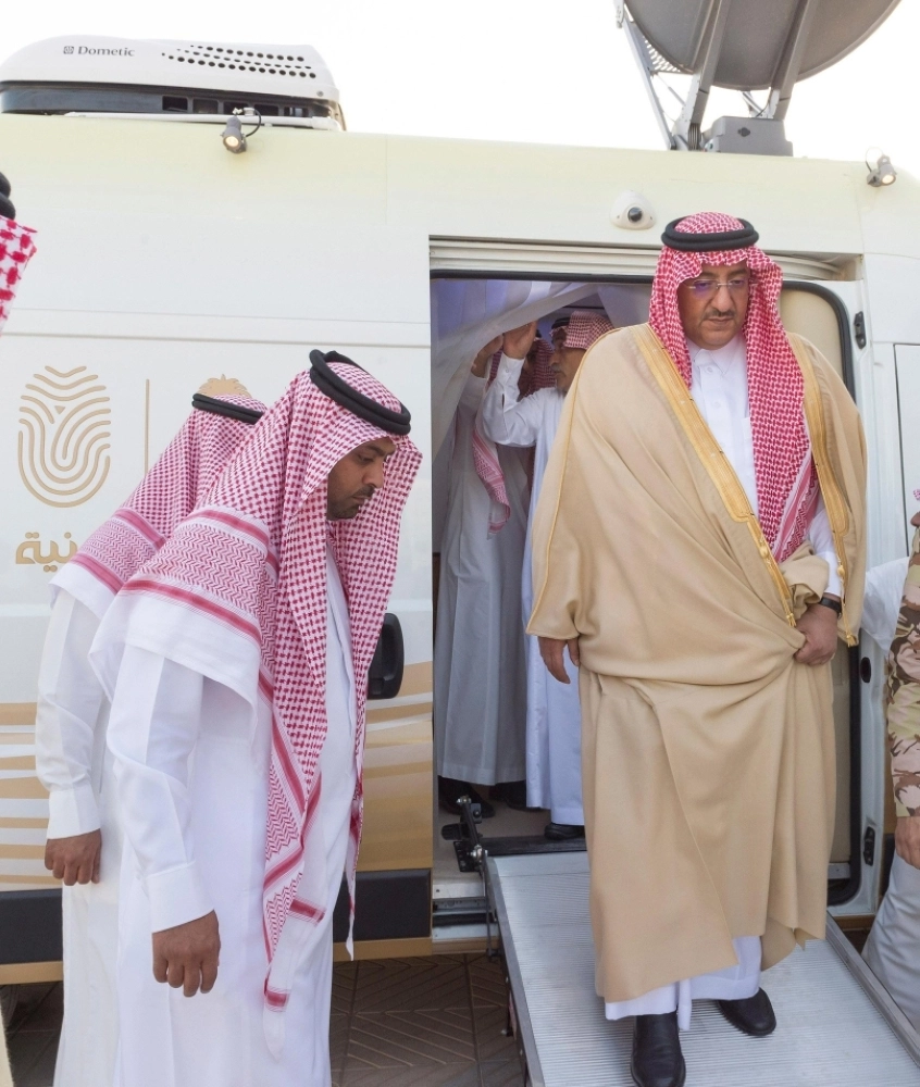 نائب خادم الحرمين خلال تدشينه خدمات للصم وذوي الاحتياجات وأسطول العربات المتنقلة (واس)