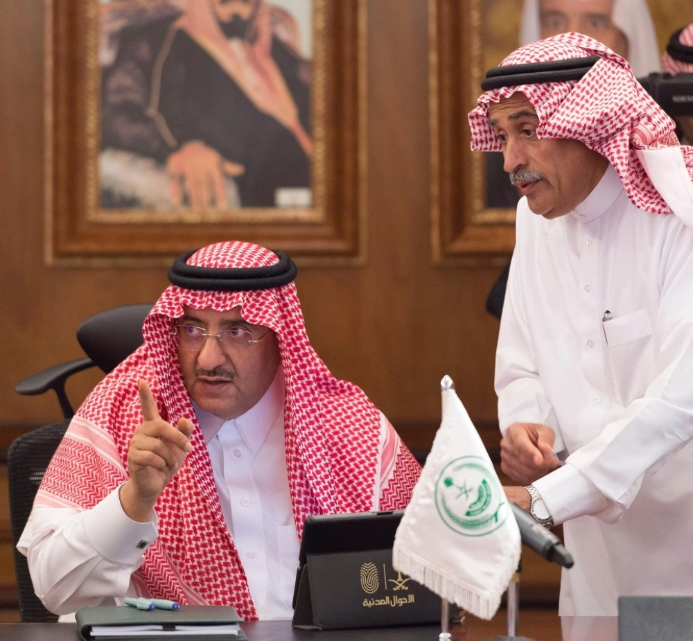 نائب خادم الحرمين خلال تدشينه خدمات للصم وذوي الاحتياجات وأسطول العربات المتنقلة (واس)