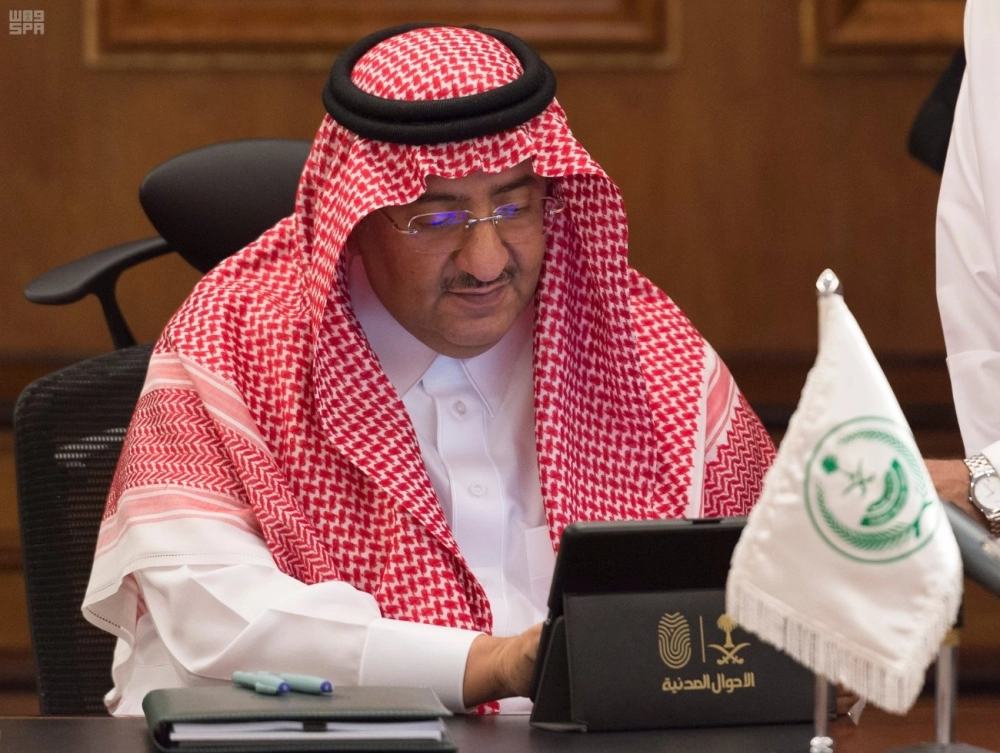 نائب خادم الحرمين خلال تدشينه خدمات للصم وذوي الاحتياجات وأسطول العربات المتنقلة (واس)