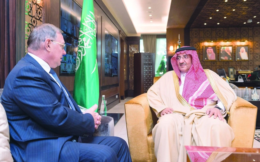 الأمير محمد بن نايف لدى استقباله أوليج أوزيروف                               (واس)