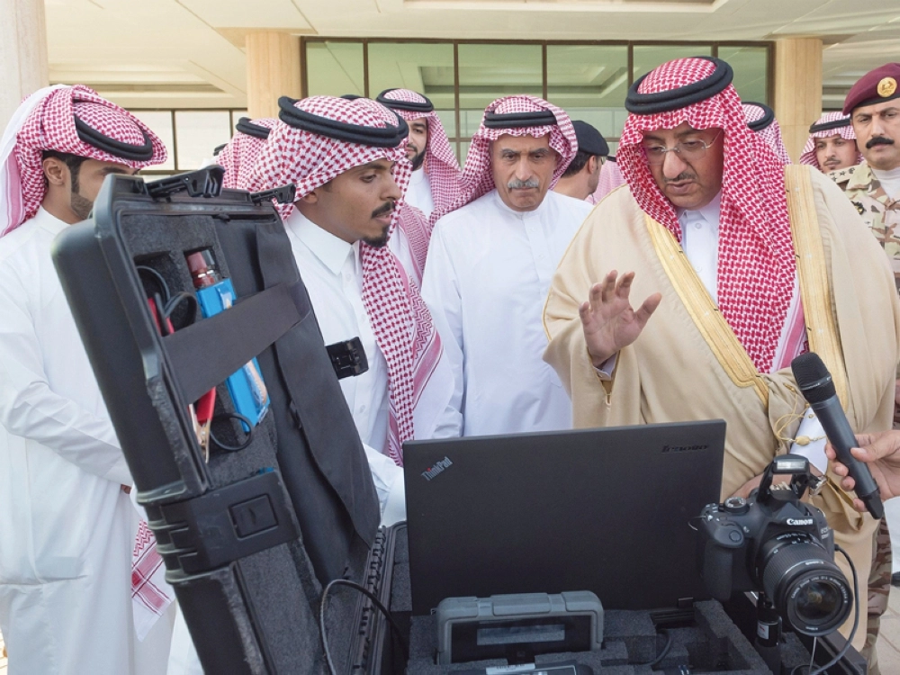 الأمير محمد بن نايف خلال تدشينه إحدى خدمات وكالة الأحوال المدنية (واس)