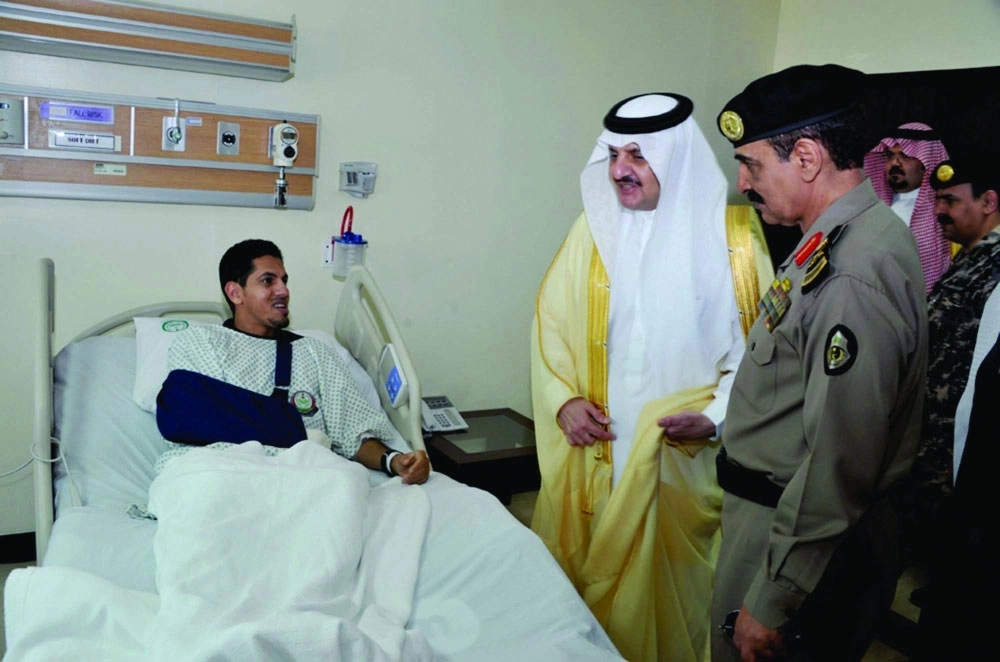 سعود بن نايف لدى زيارته سعد الخليفة                                   (واس)