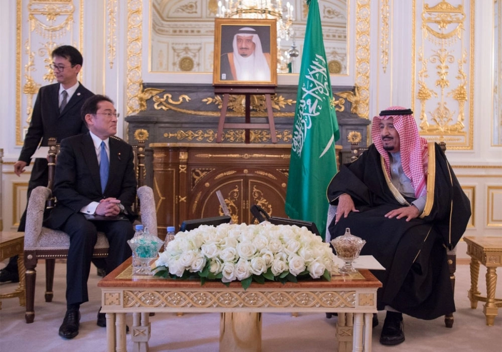 الملك سلمان ملتقيا فوميو كيشيدا في مقر إقامته بطوكيو (واس)