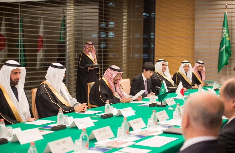 الملك سلمان ملقيا كلمته في جلسة المباحثات مع رئيس وزراء اليابان اليوم