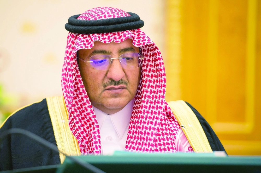 نائب خادم الحرمين خلال ترؤسه جلسة المجلس في قصر اليمامة بالرياض أمس (واس)  