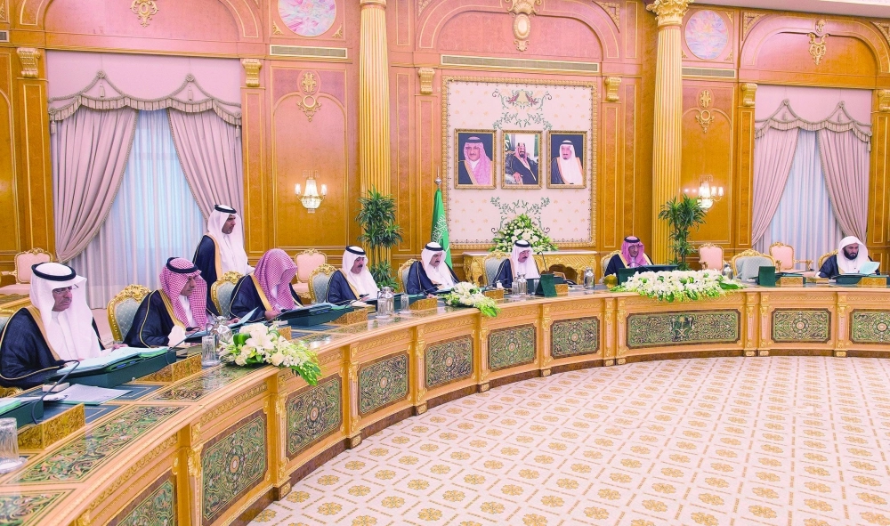 نائب خادم الحرمين خلال ترؤسه جلسة المجلس في قصر اليمامة بالرياض أمس (واس)  