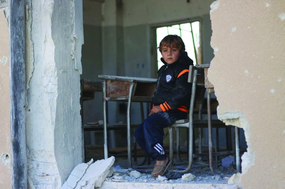 طفل في فصل دراسي عليه آثار الدمار بإدلب                                                                         (أ ب)