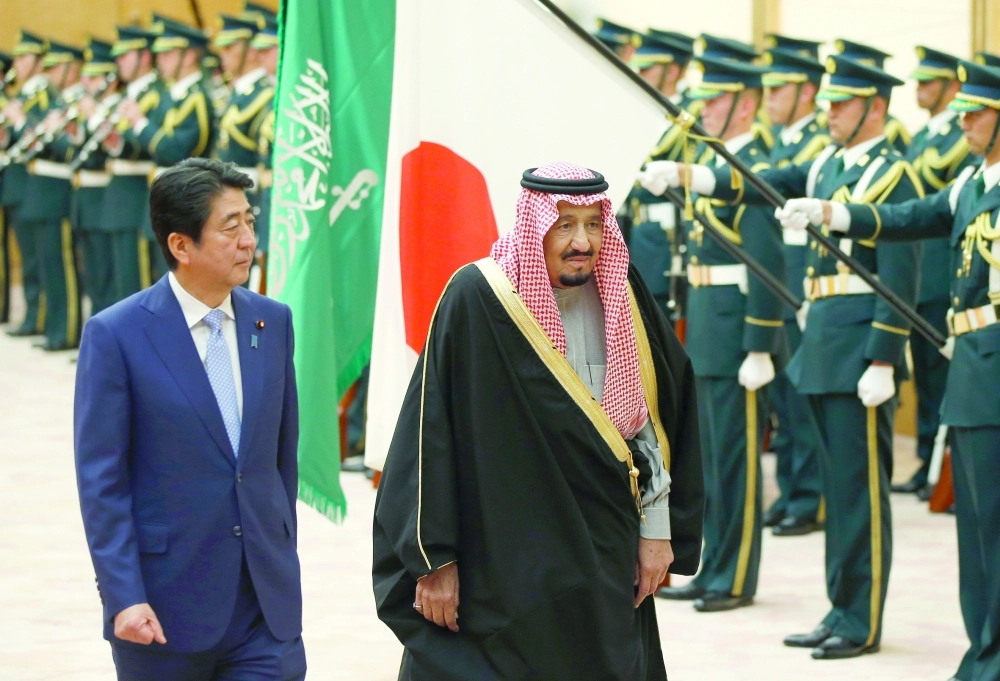 الملك سلمان ورئيس وزراء اليابان قبيل جلسة المباحثات بطوكيو أمس                                                                                                                                                                     (أ ب)