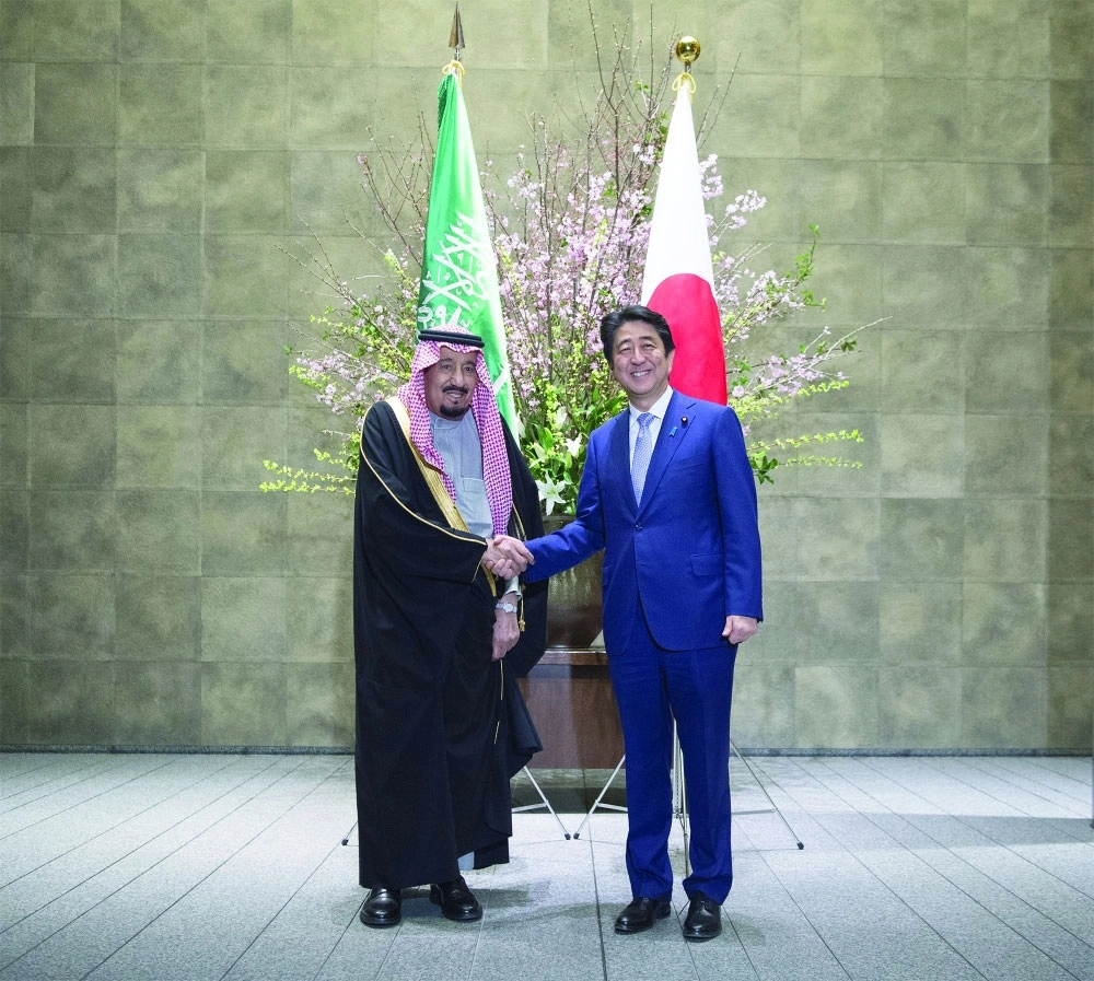 الملك سلمان مصافحا شينزو آبي                            (بندر الجلعود)