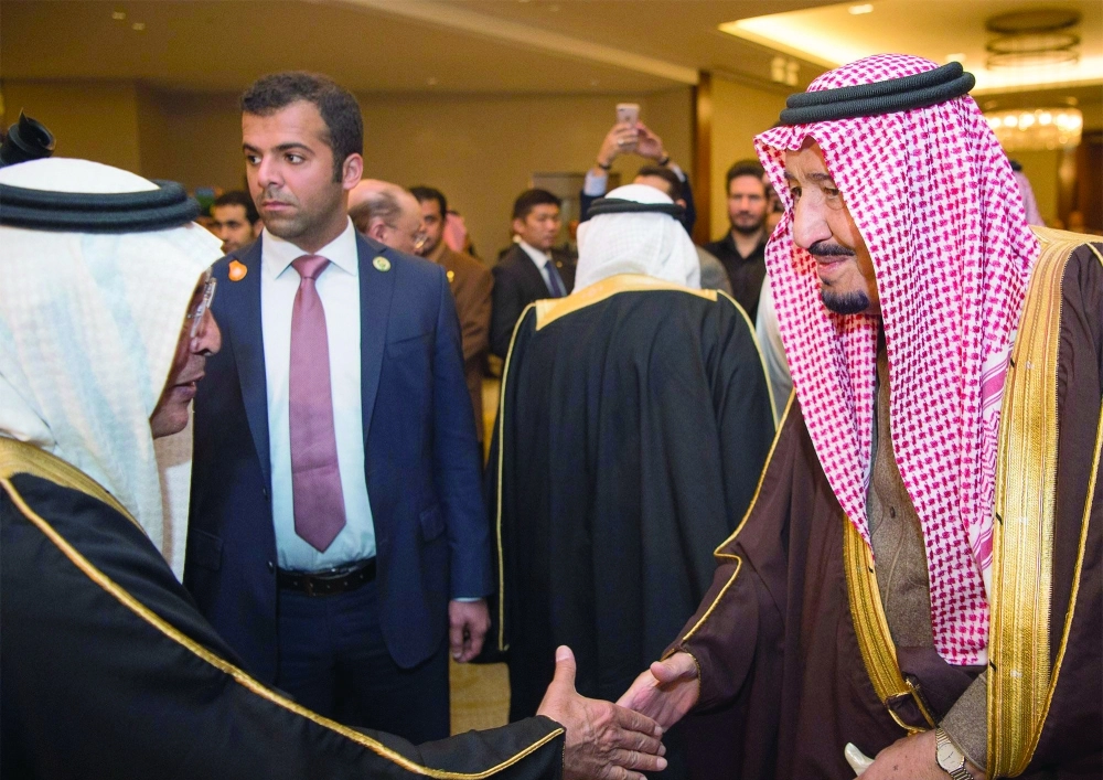 الملك سلمان مصافحا أحد حضور المنتدى  (واس) 