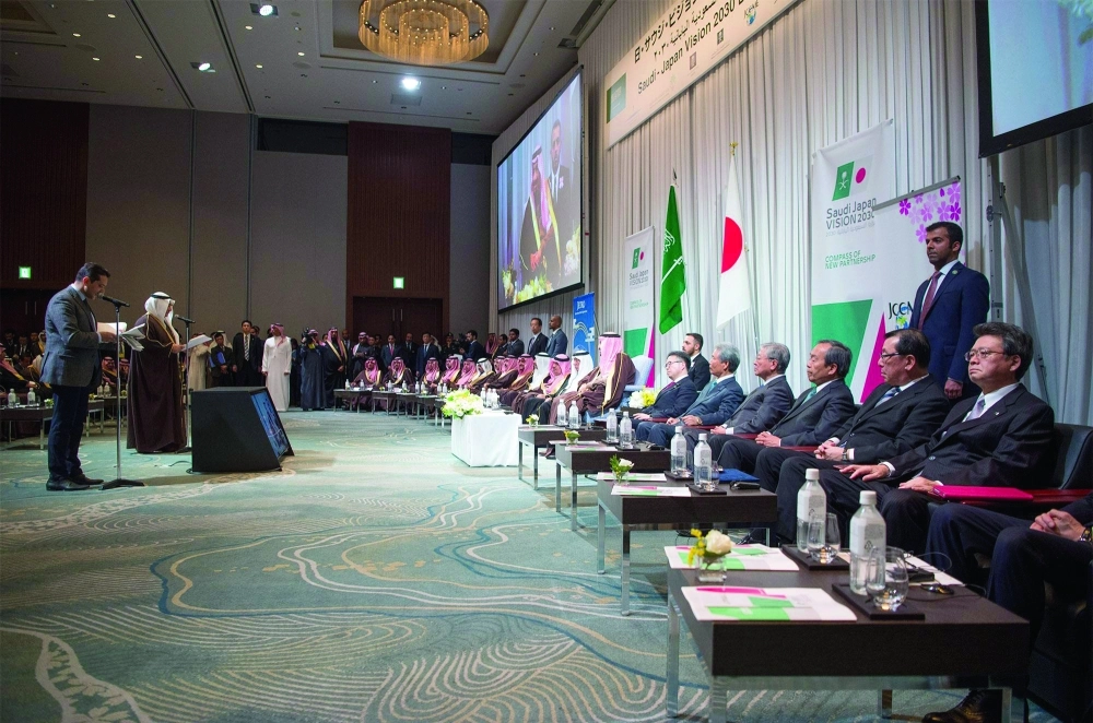 الملك سلمان يستمع لكلمة أحد المشاركين في المنتدى   (واس) 