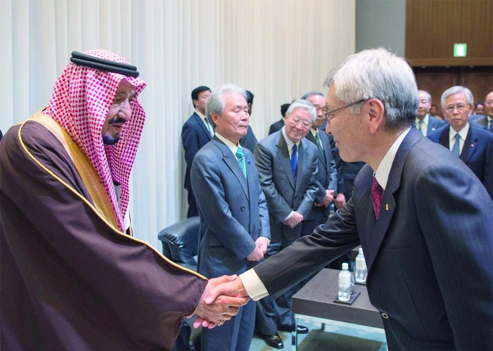 خادم الحرمين مصافحا أحد حضور المنتدى  (واس) 