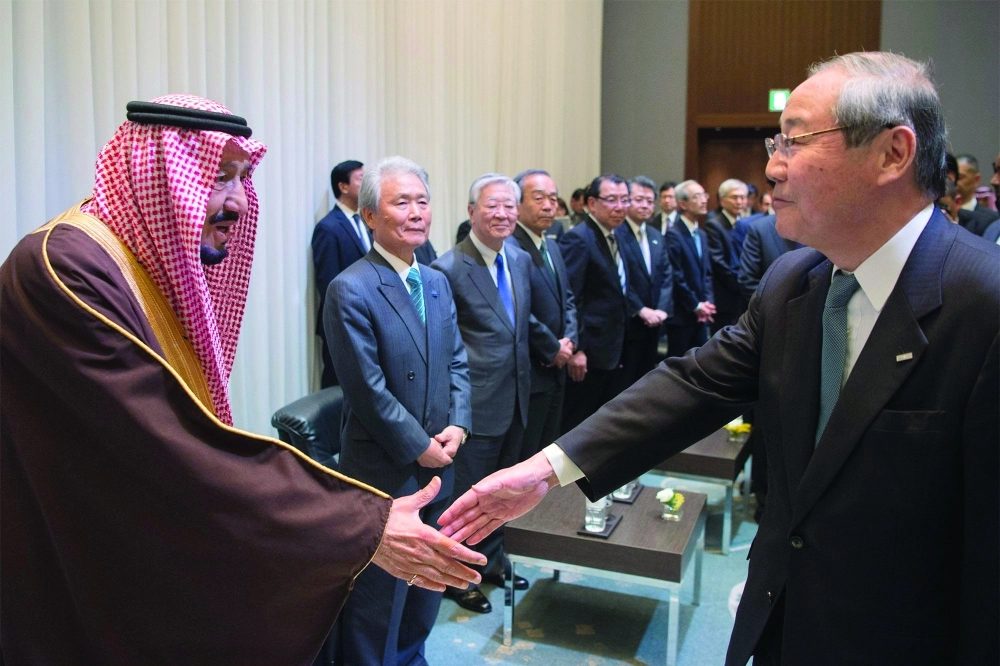 خادم الحرمين مصافحا أحد حضور المنتدى  (واس) 