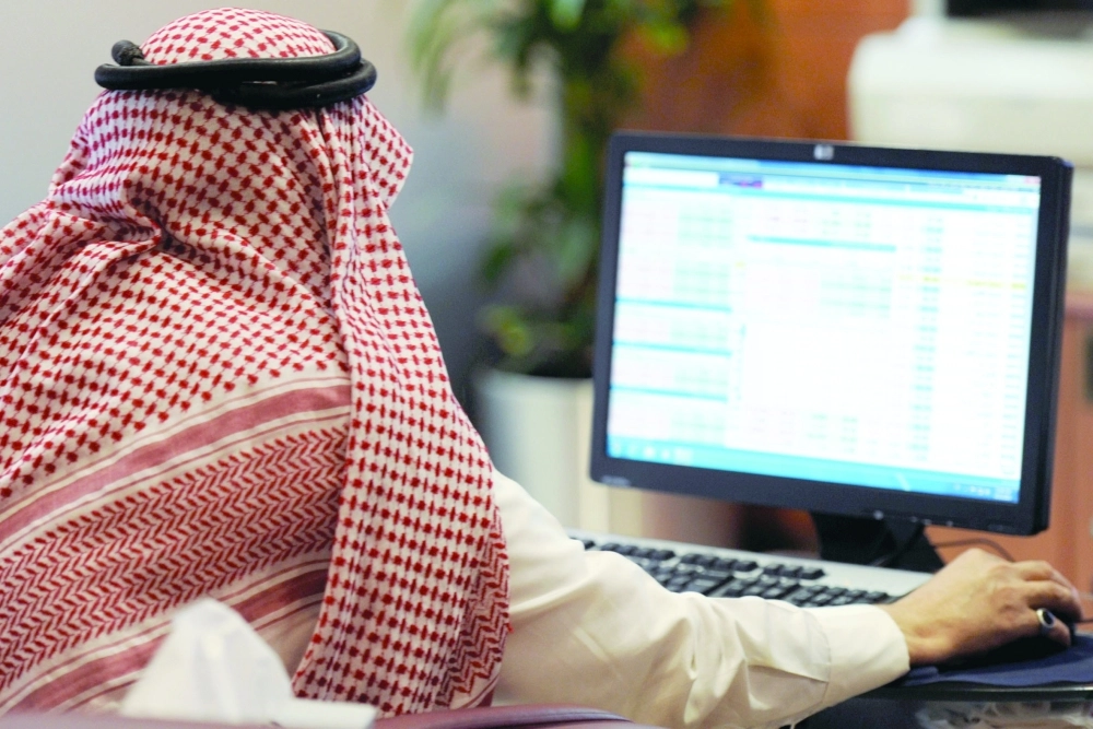 مستثمر يتابع شاشة تداول                           (مكة)