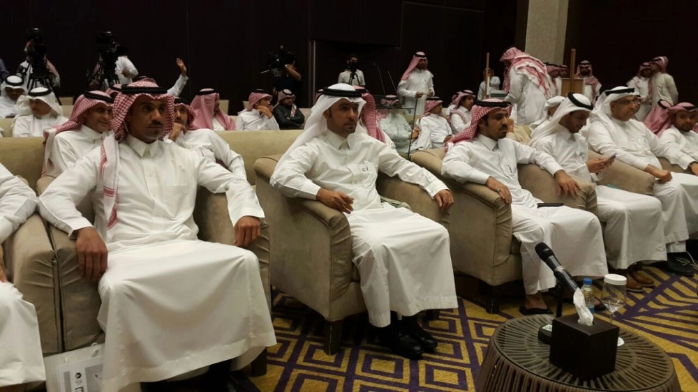 وزير الإسكان يتوسط الحضور في المؤتمر (مكة)