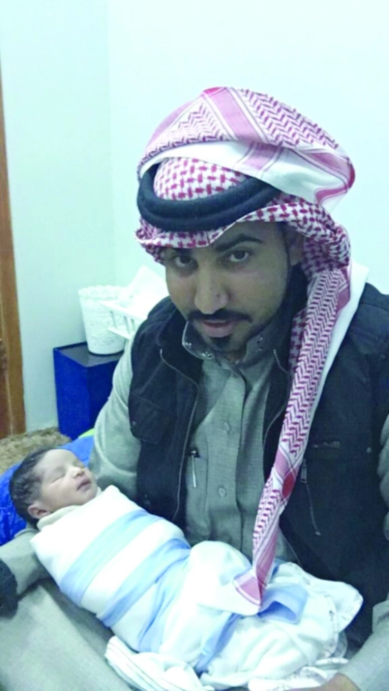  الرويلي في لقطة سابقة مع نجله سلمان             (مكة)