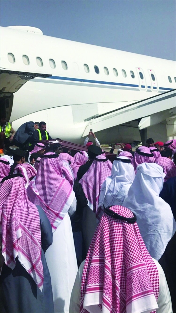 لحظة وصول الجثمان لمطار الجوف  (مكة)