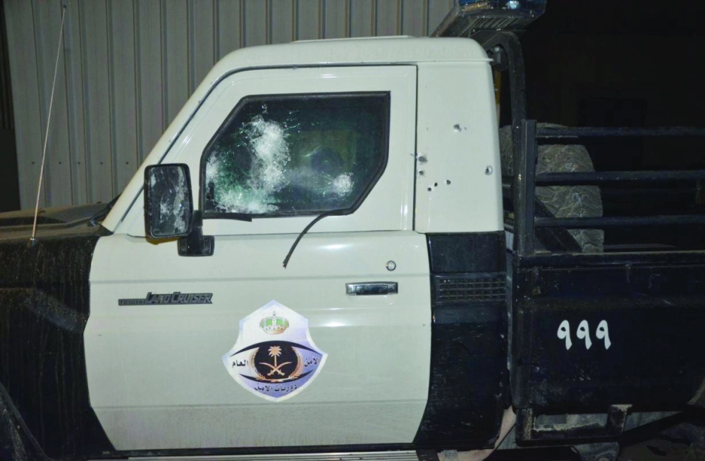 آثار الرصاص على مركبة الدورية الأمنية