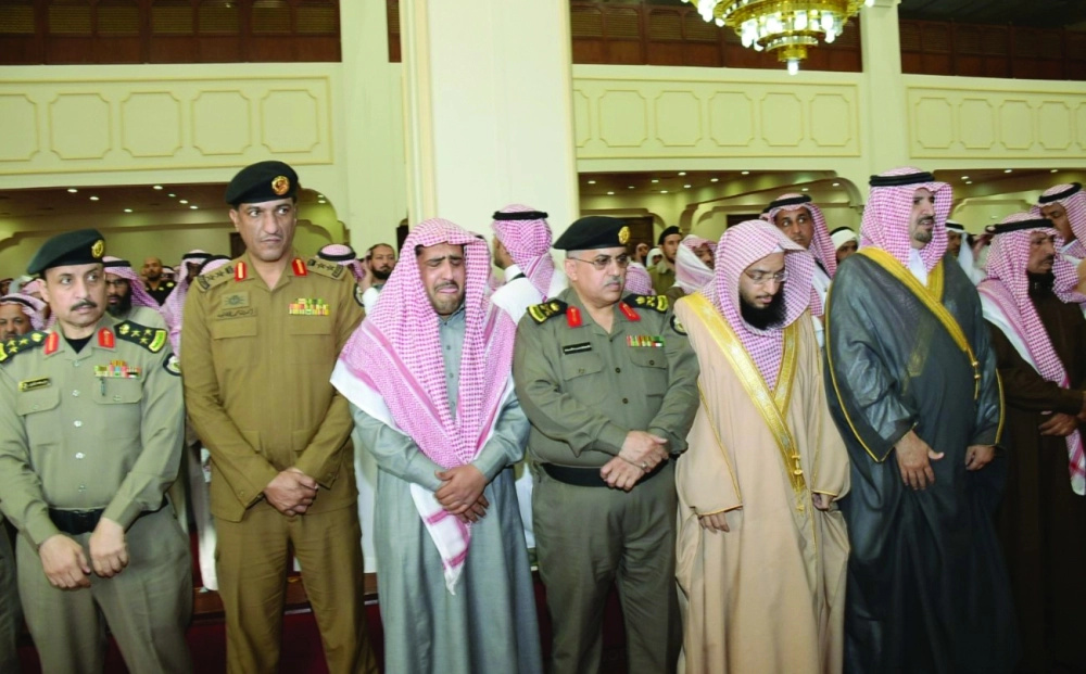 فهد بن بدر خلال الصلاة على الشهيد فهد الرويلي أمس                                         (واس)