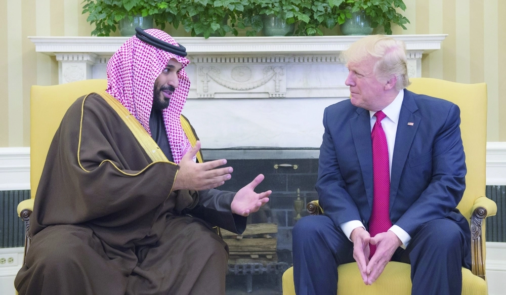 الأمير محمد بن سلمان يتحدث مع ترمب بالبيت الأبيض (إ ب أ)