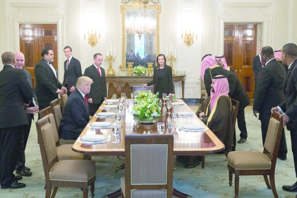 ترمب والأمير محمد بن سلمان على مائدة الغداء بالبيت الأبيض                                                                                                (إ ب أ)
