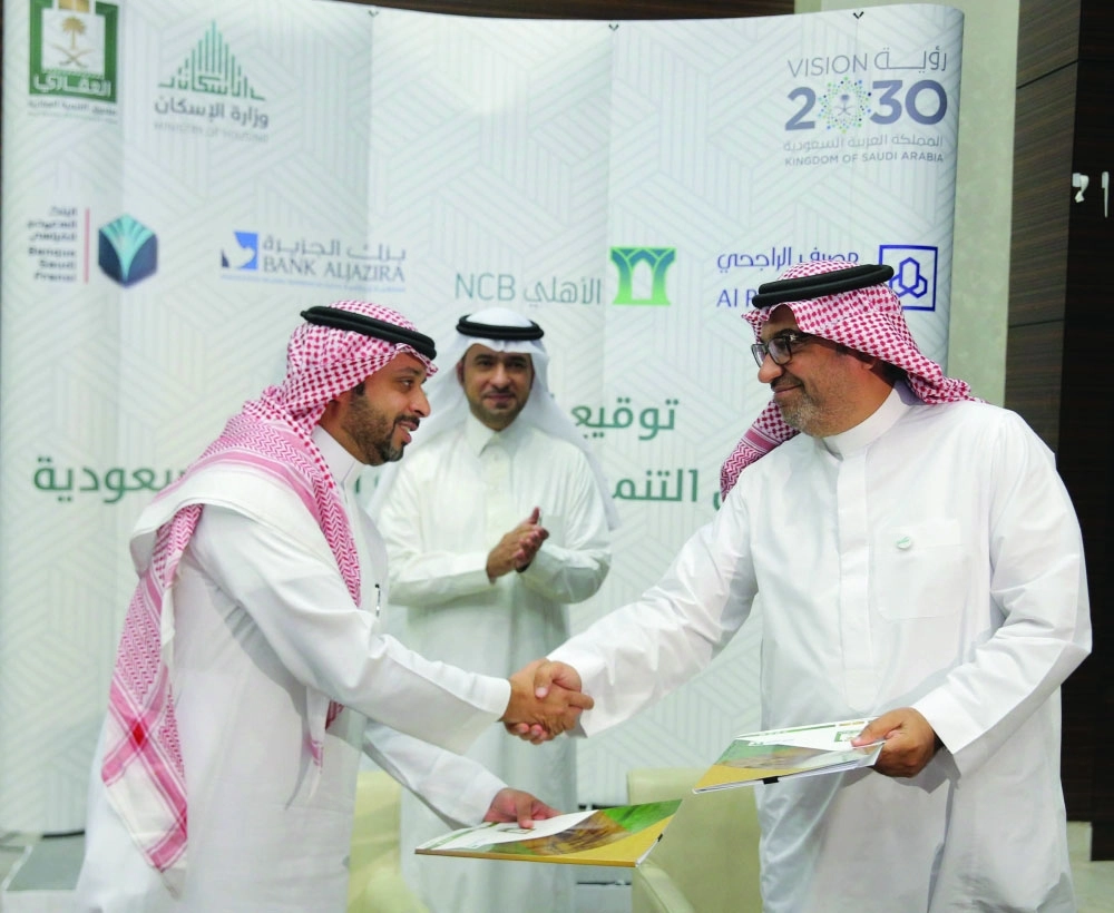 أيهم اليوسف أثناء توقيع إحدى الاتفاقيات