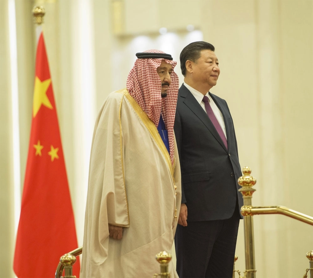 الملك سلمان والرئيس الصيني خلال عزف السلامين الملكي السعودي والوطني الصيني