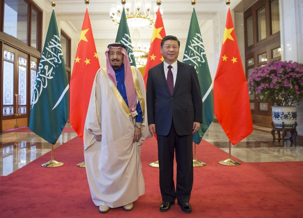 الملك سلمان والرئيس الصيني خلال مراسم الاستقبال