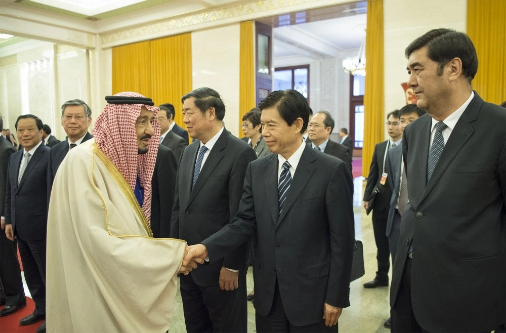 الملك سلمان مصافحا مستقبليه 