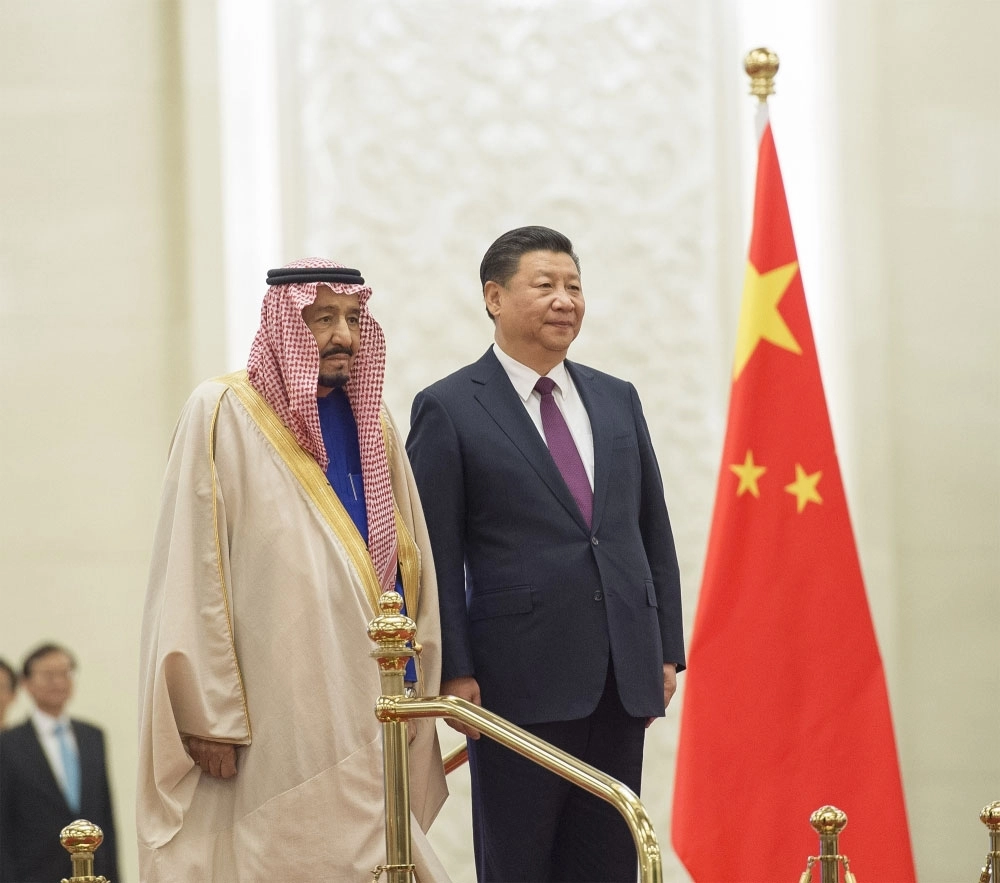 الملك سلمان والرئيس الصيني خلال عزف السلامين الملكي السعودي والوطني الصيني