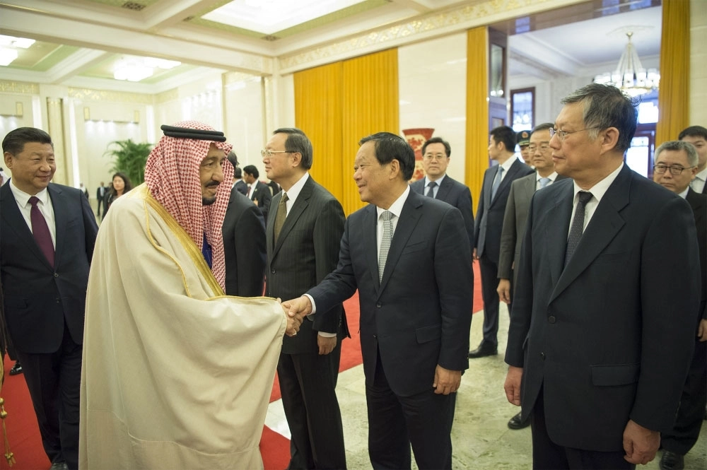 الملك سلمان مصافحا مستقبليه 