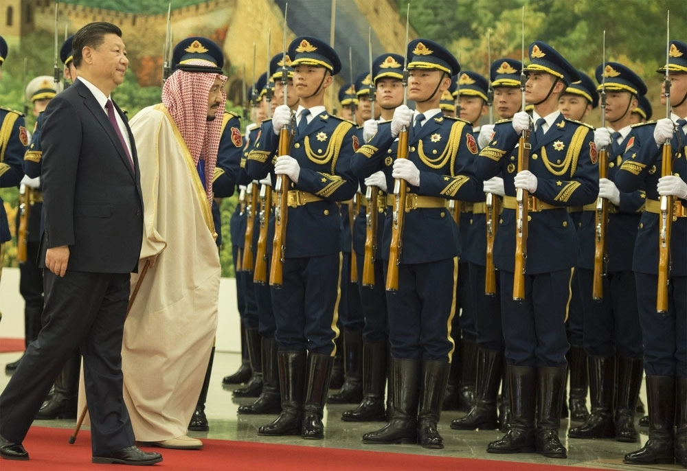 الملك سلمان مستعرضا حرس الشرف خلال مراسم استقباله من الرئيس الصيني (بندر الجلعود) 