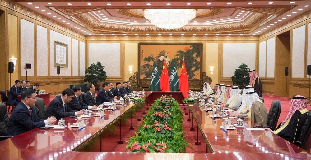 الملك سلمان خلال جلسة المباحثات التي عقدها مع الرئيس الصيني في قاعة الشعب الكبرى (واس)