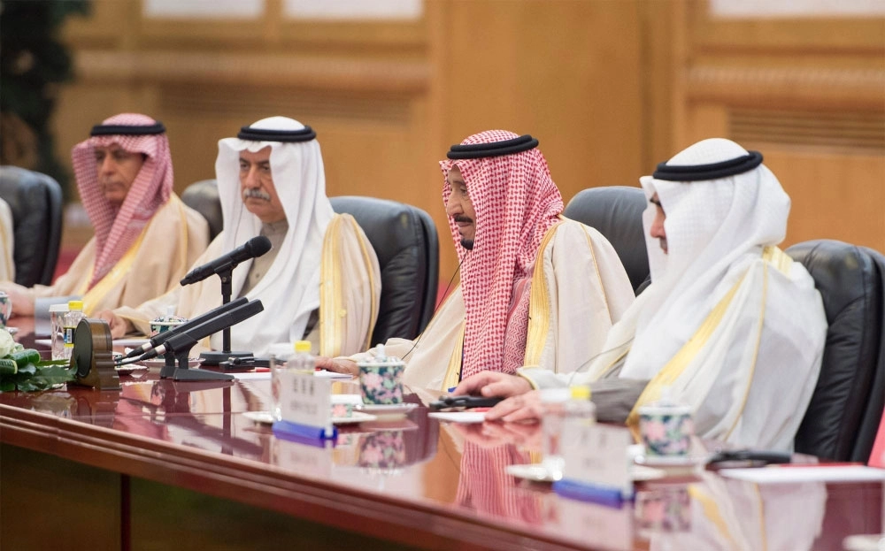 الملك سلمان خلال جلسة المباحثات التي عقدها مع الرئيس الصيني في قاعة الشعب الكبرى (واس)