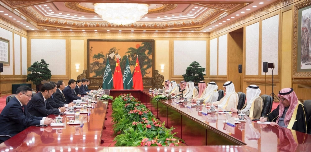 الملك سلمان خلال جلسة المباحثات التي عقدها مع الرئيس الصيني في قاعة الشعب الكبرى (واس)