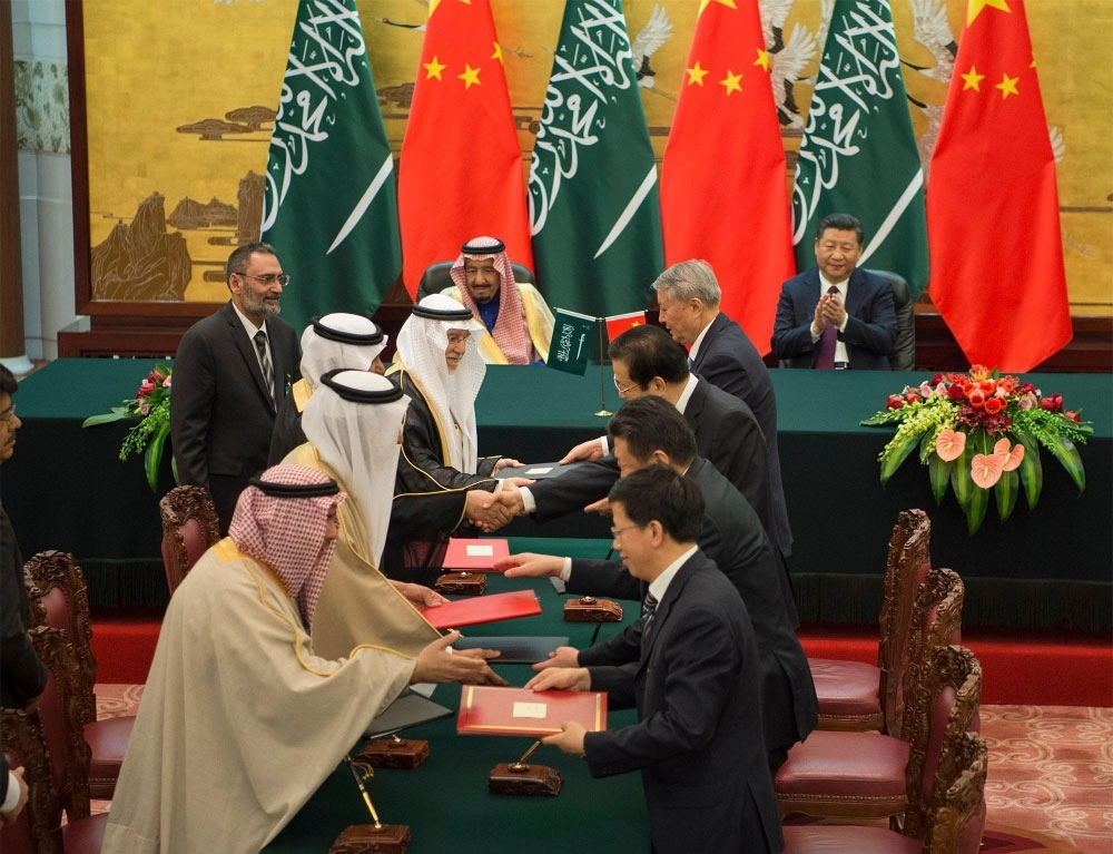 الملك سلمان وشي جين بينج خلال حضورهما توقيع مذكرات تفاهم وتعاون وبرامج بين السعودية والصين (بندر الجلعود) 