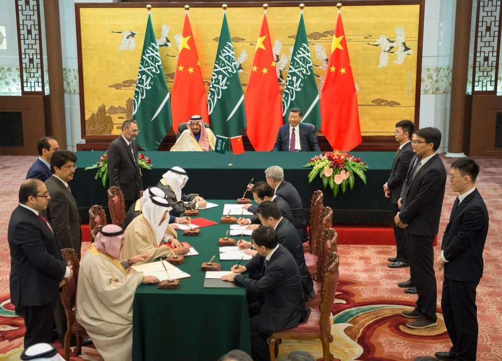 الملك سلمان وشي جين بينج خلال حضورهما توقيع مذكرات تفاهم وتعاون وبرامج بين السعودية والصين (بندر الجلعود) 