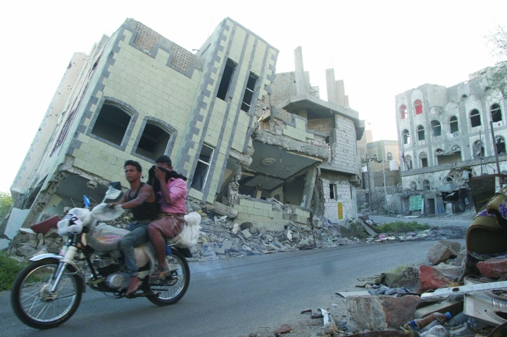 آثار للدمار الذي تسببت فيه ميليشيات الحوثي وصالح في تعز                                                                                          (رويترز)