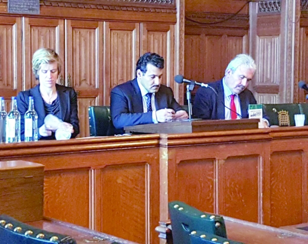 آل جابر خلال مشاركته في اجتماع الطاولة المستديرة (واس)