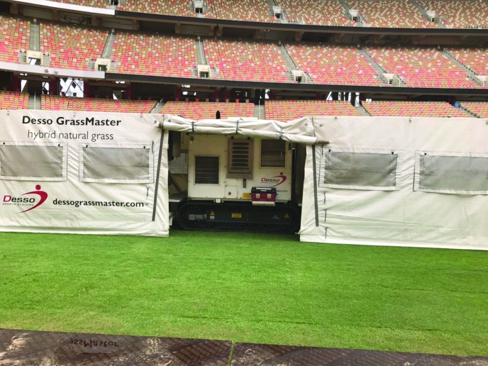 المعدات المخصصة لحظة بدء عملية خياطة الأرضية الصناعية والطبيعية أمس                                                                                      (مكة)