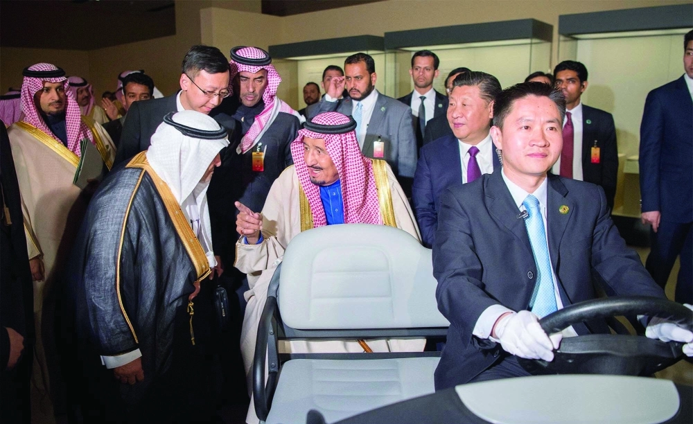 الملك سلمان والرئيس الصيني خلال تجولهما في أرجاء المعرض